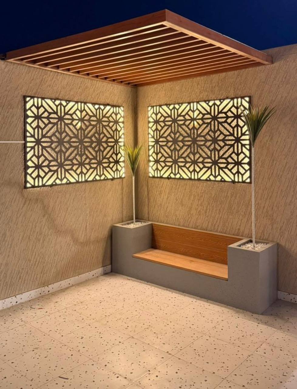 عشب صناعي مركّب بوصلات متقنة وحواف مثبتة