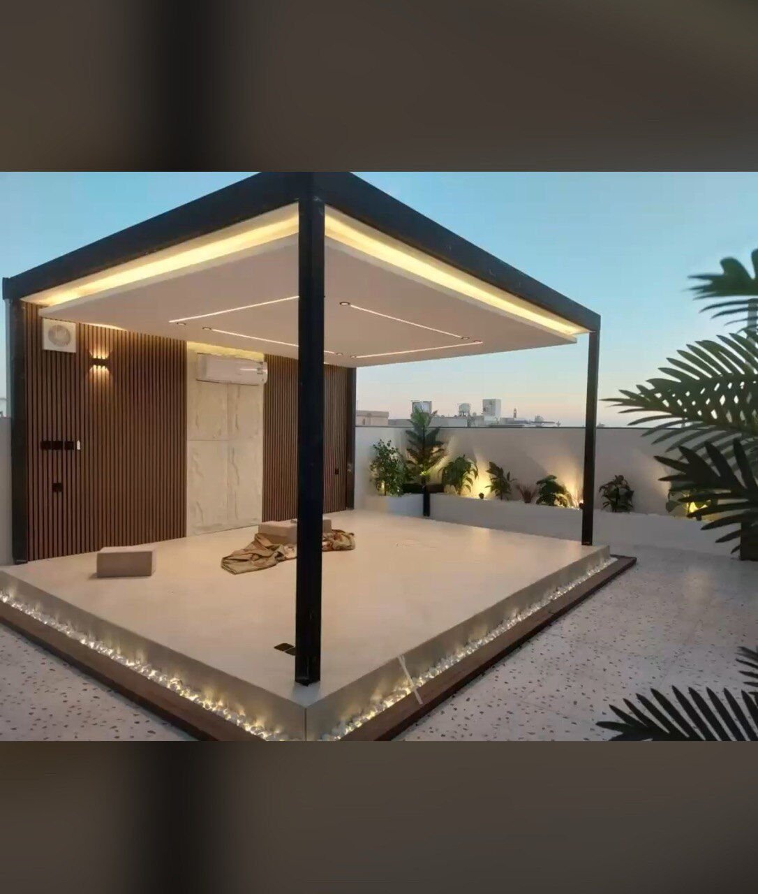 تنسيق حديقة منزلية بعشب صناعي في المدينة المنورة