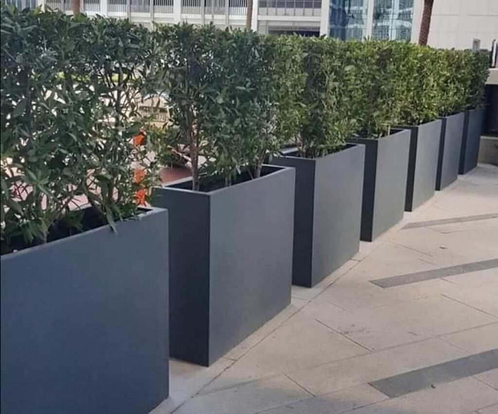 مراكن وأحواض زرع فيبر بزرع صناعي، موديل P-09 من معرض ماسة العشب بالمدينة المنورة